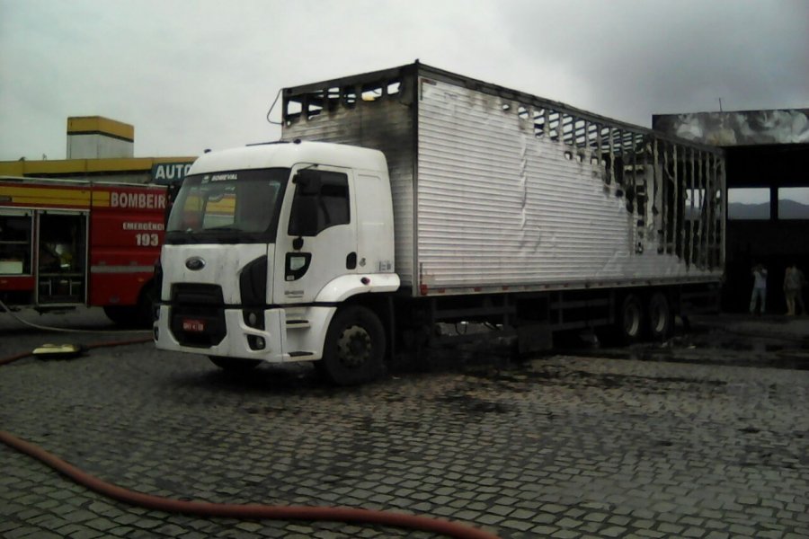 incendio-destroi-parte-de-caminhao-bau-0