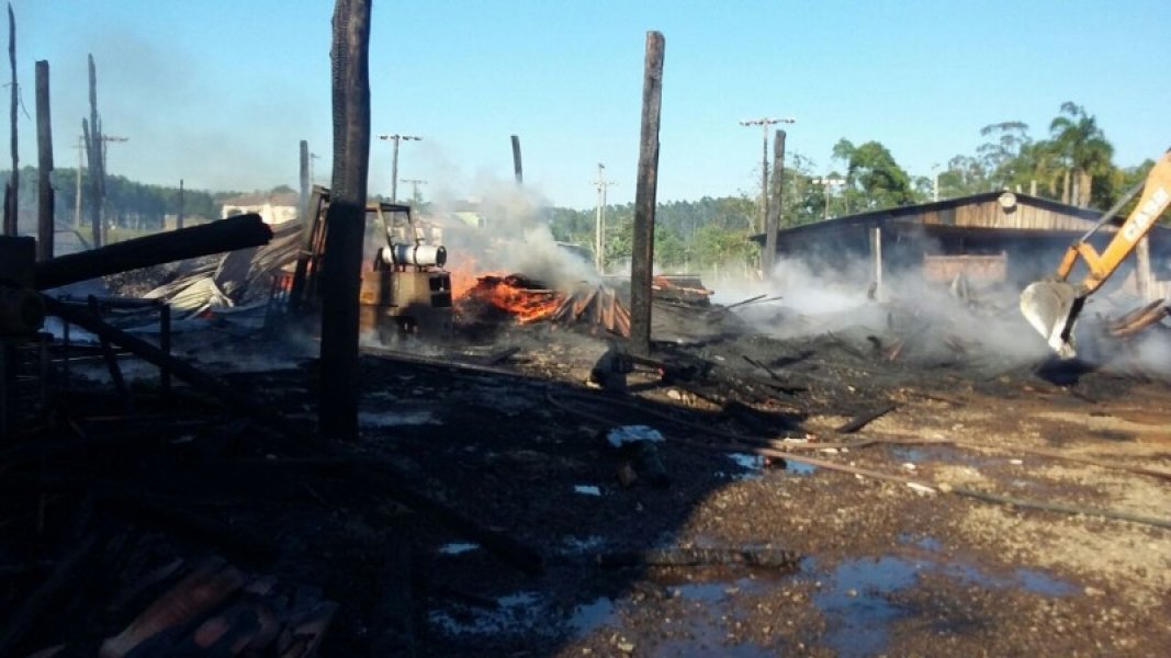 incendio-destroi-parte-de-madeireira-0