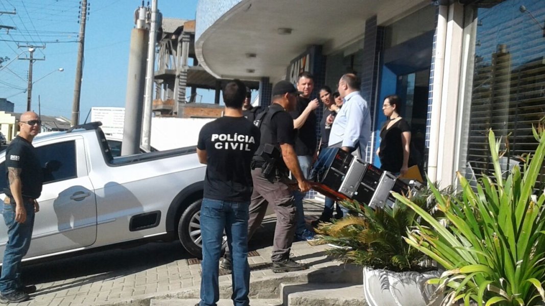 policia-e-mp-deflagram-operacao-contra-fraudes-em-licitacoes-0 Cerca de 90 policiais civis da região participam da operação - Foto: Divulgação/Notisul