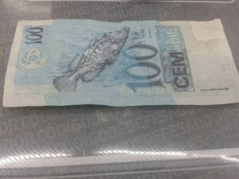 rapaz-passa-notas-falsas-em-formatura-0