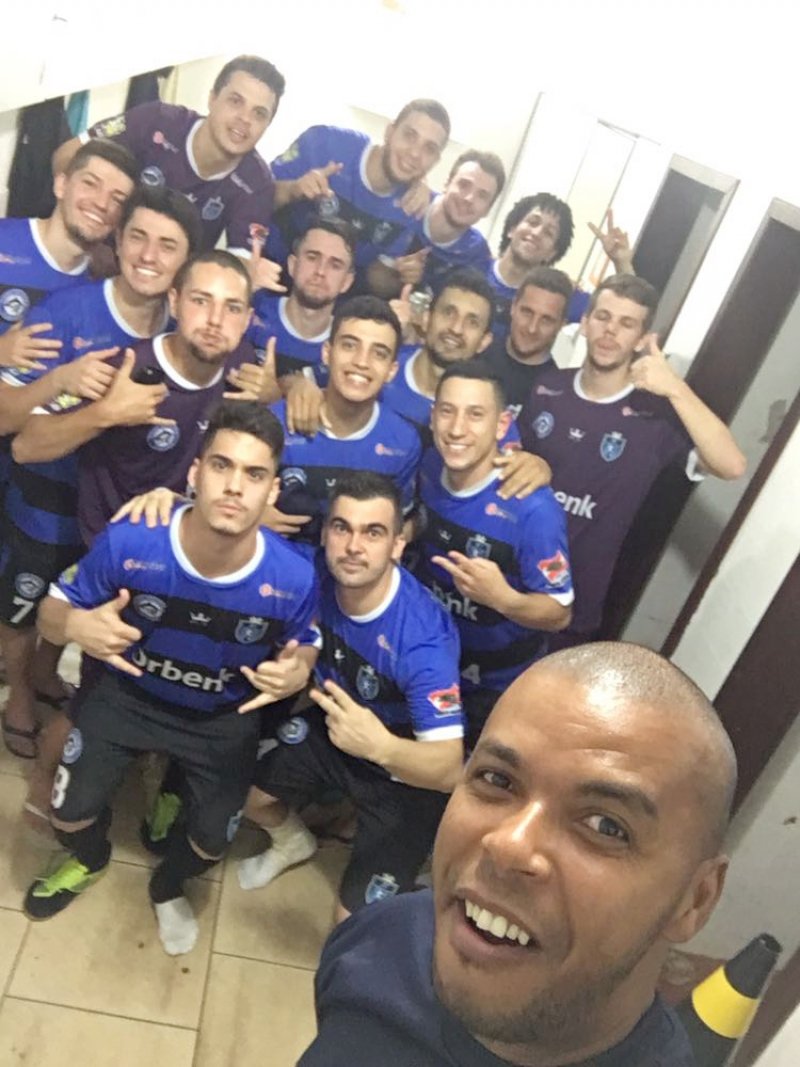 tubarao-bate-o-sao-lourenco-e-se-classifica-para-as-semifinais-0 No vestiário, jogadores do Peixe comemoram a classificação - Foto: Divulgação/Notisul