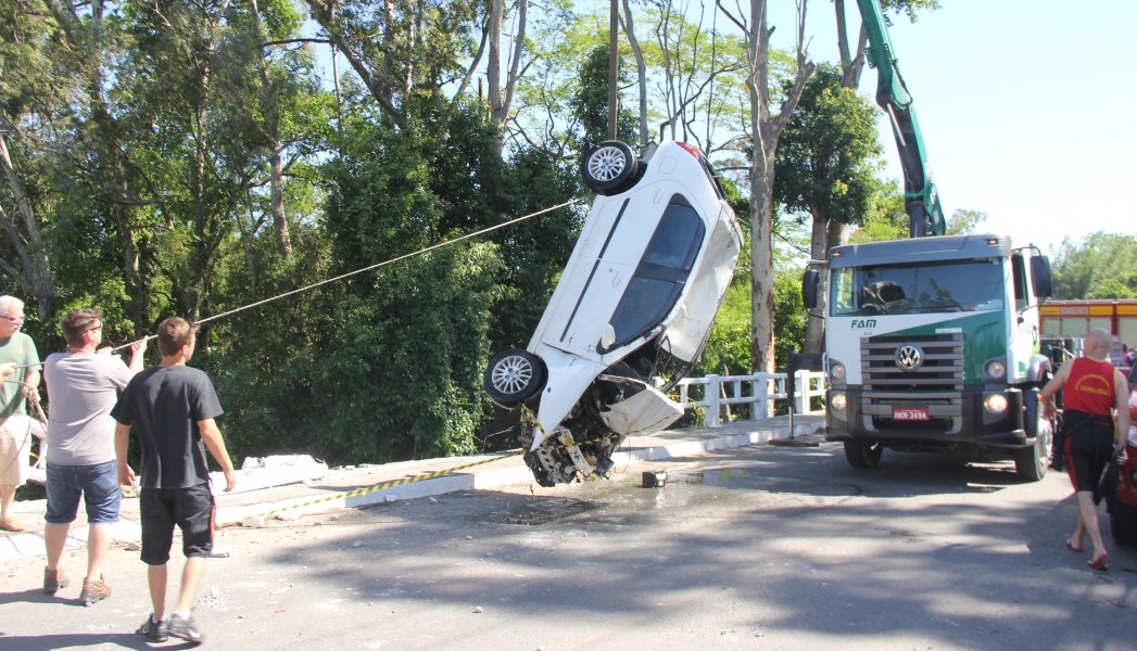 veiculo-e-retirado-de-rio-em-capivari-0