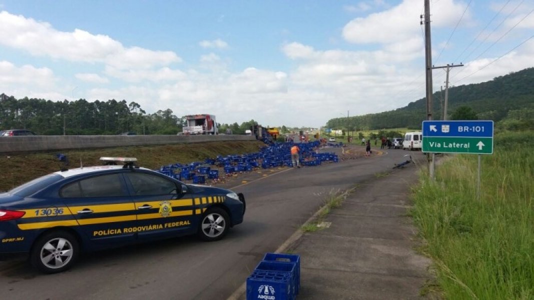 caminhao-de-bebidas-tomba-na-br-101-em-maracaja-1