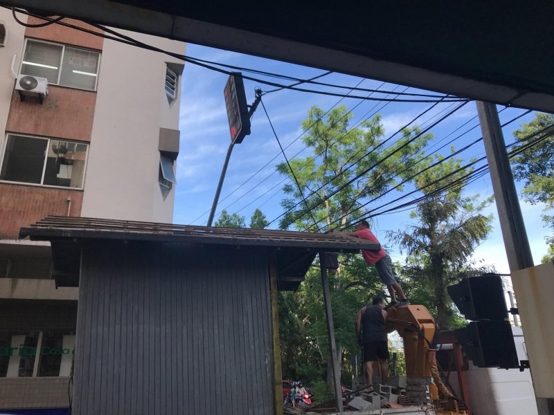 imprudencia-no-transito-casa-fica-enrolada-em-fios-de-energia-1