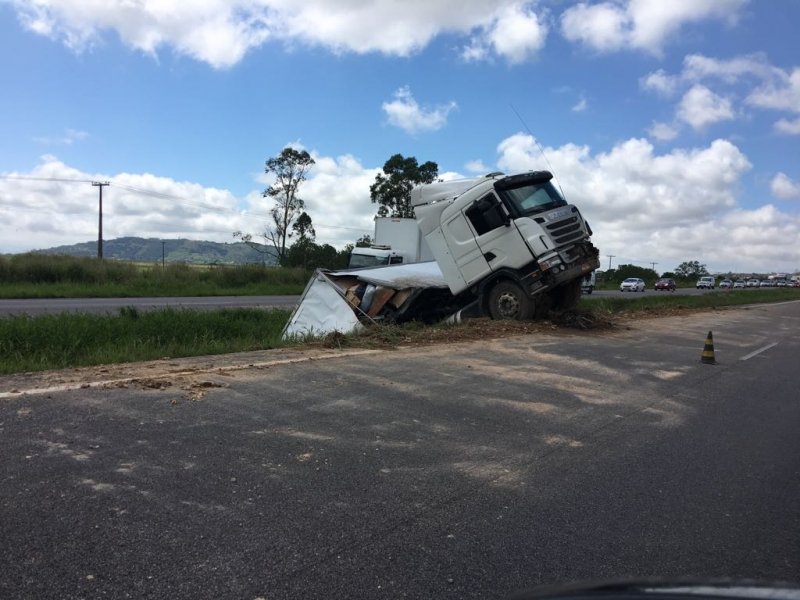 motorista-dorme-ao-volante-e-perde-controle-de-caminhao-1