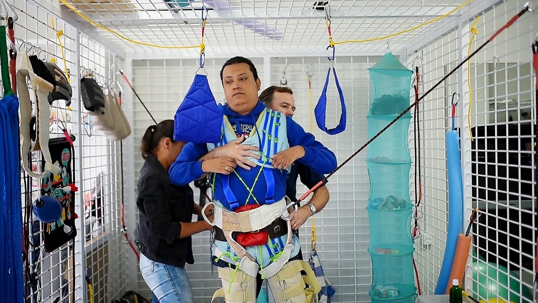 Em pé, Marcelo utiliza uma roupa especial, que tem a função de estabilizar a caixa torácica, que faz com que o diafragma funcione corretamente. Também usam o equipamento em crianças, como mostra a foto ao lado - FOTOS: André Fernandes/DRONES SUL/notisul