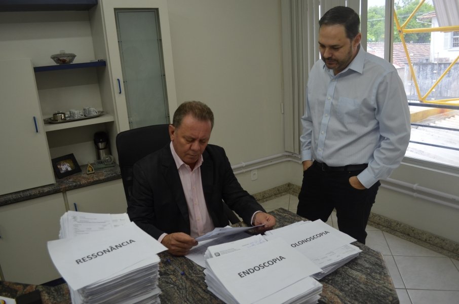 mutirao-de-exames-sera-realizado-em-tubarao-0 Autorização foi assinada pelo prefeito de Tubarão (E) - Foto: Prefeitura de Tubarão/Divulgação /notisul