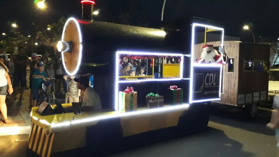 papai-noel-chega-de-trenzinho-em-capivari-de-baixo-0 Noel chegou no plano B, de trenzinho e fez a alegria de crianças e adultos - Foto: Divulgação/Notisul
