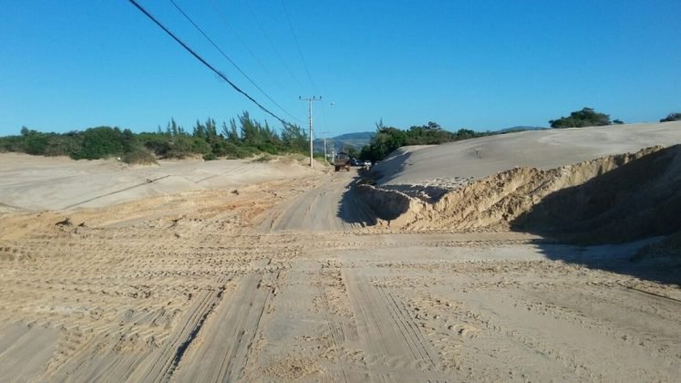 Avenida Juscelino Kubistchek de Oliveira tomada pela areia das dunas. Foto: Divulga&ccedil;&atilde;o/Portal Notisul