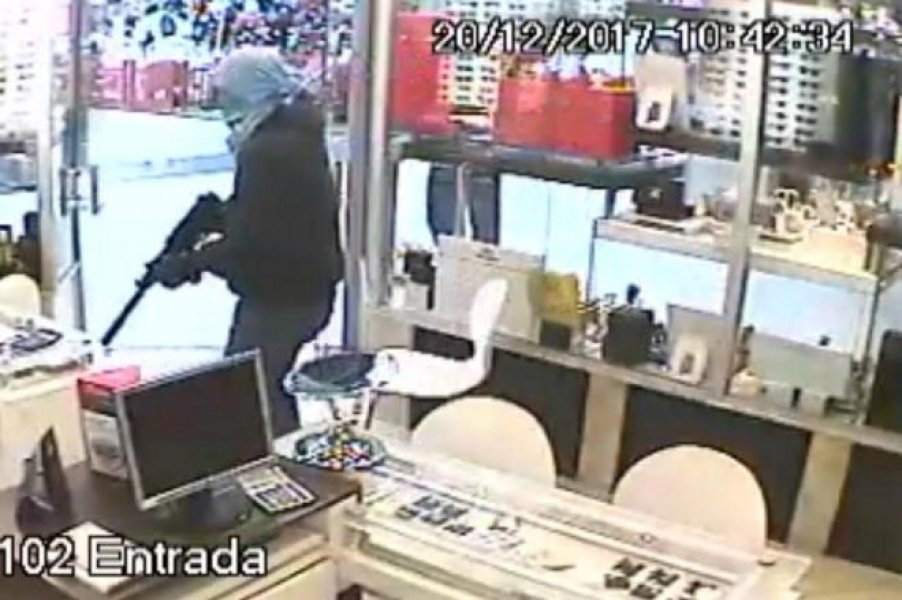 quadrilha-fortemente-armada-invade-shopping-em-florianopolis-1