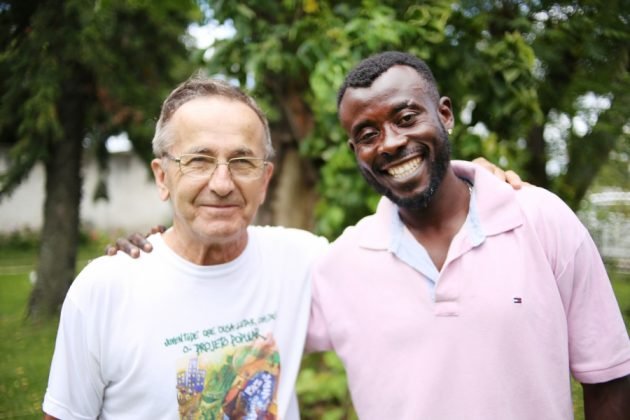 Padre &Acirc;ngelo, o &ldquo;pai&rdquo;, e Ali. &ldquo;O pai cuida muito bem da gente. Gratid&atilde;o &eacute; a &uacute;nica palavra que consigo pensar para definir o que sinto&rdquo;