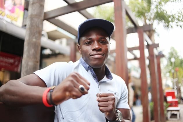 O jovem senegal&ecirc;s tem o sonho de ser lutador profissional de boxe