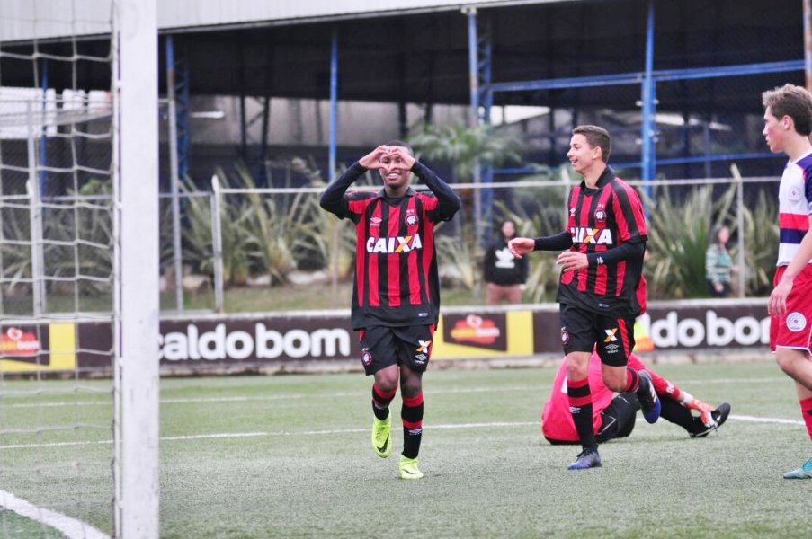talento-regional-jogador-de-tubarao-tem-bons-resultados-no-atletico-pr-0 Affonsinho (E) participou neste ano do Campeonato Paranaense sub-15 - Foto: Divulgação/Notisul