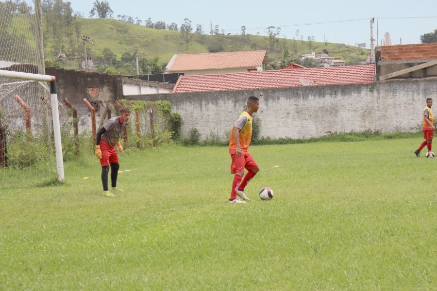 catarinense-atleta-do-leao-destaca-forca-da-torcida-para-classico-0 O meia Levi, com a bola, participou da atividade ontem à tarde - Foto: hercílio Luz/divulgação/notisul