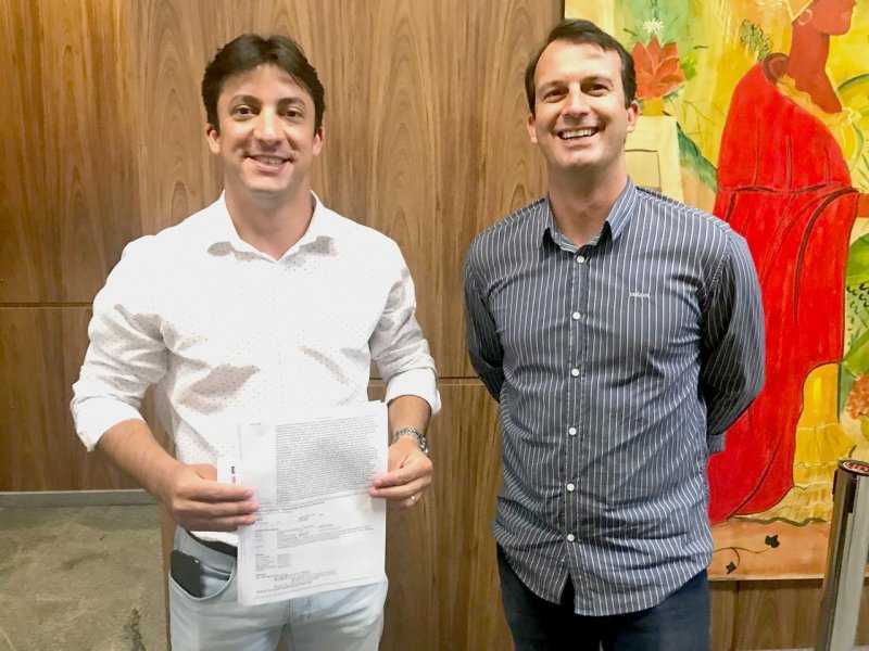 ginasio-de-esportes-serao-empenhados-r-2-milhoes-para-nova-estrutura-0 Beto Martins (E) comemora empenho garantindo o recurso milionário à cidade - Foto: Divulgação/Notisul