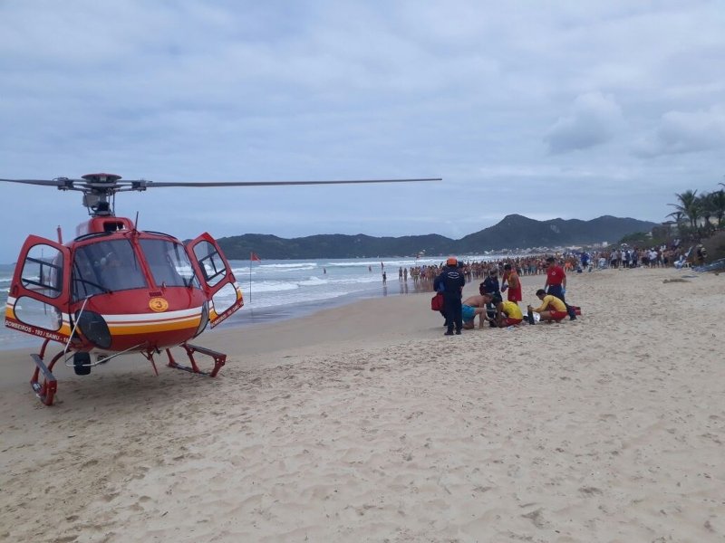 giro-por-sc-garota-e-cachorro-sao-resgatados-por-guarda-vidas-em-praia-de-bombinhas-1