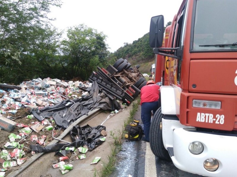 giro-por-sc-motorista-morre-apos-caminhao-tombar-em-rancho-queimado-1