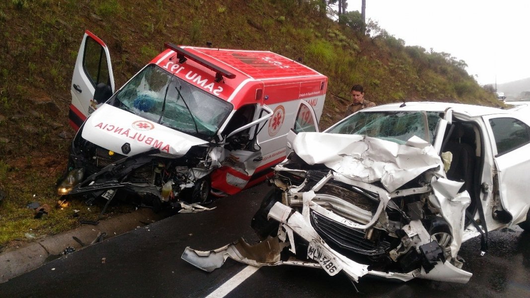 giro-por-sc-viatura-do-samu-e-um-carro-colidem-de-frente-em-sao-joaquim-1