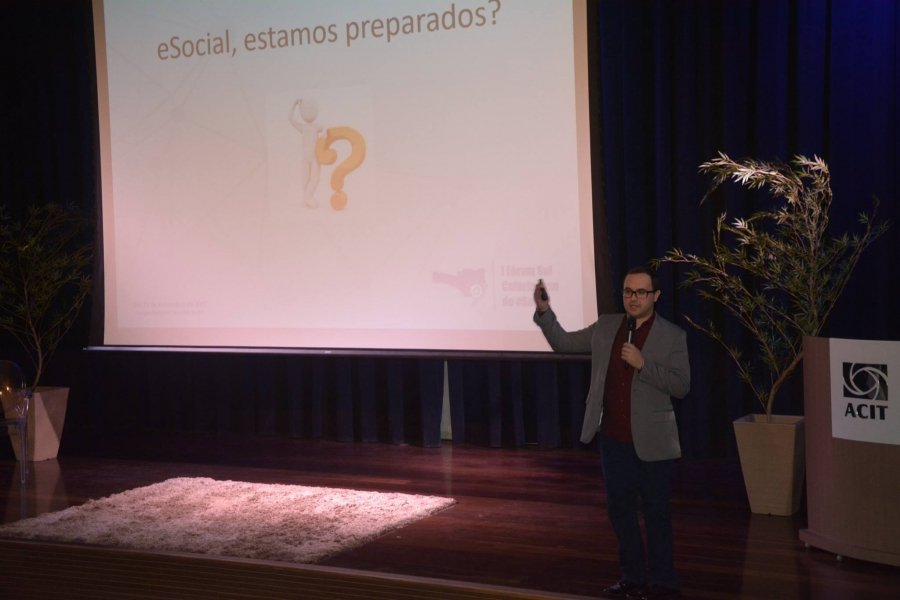 implantacao-do-esocial-prazo-tem-inicio-nesta-semana-0 O especialista em eSocial, Yuri Ramos ministrou palestra em Tubarão - Foto: Fogaça Comunicação/divulgação/notisul