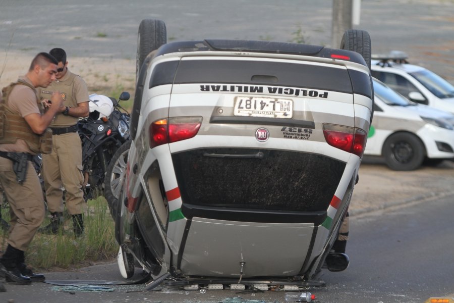 viatura-da-pm-se-envolve-em-acidente-em-icara-1 Foto: Lucas Colombo/DN Sul