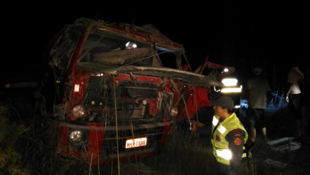 caminhao-de-criciuma-se-envolve-em-acidente-na-serra-1