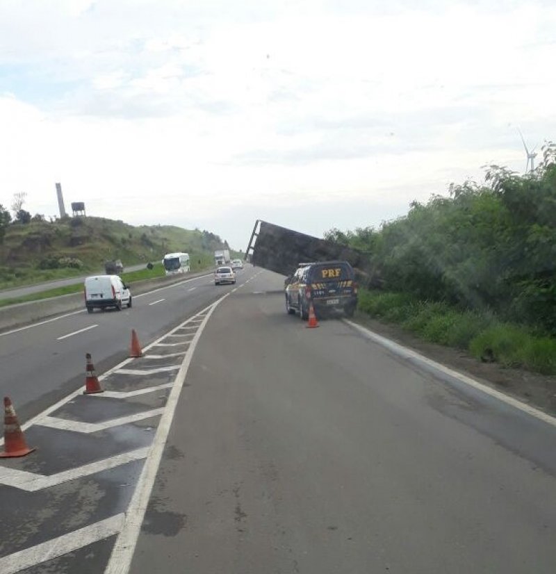 caminhao-tomba-na-br-101-em-capivari-de-baixo-1