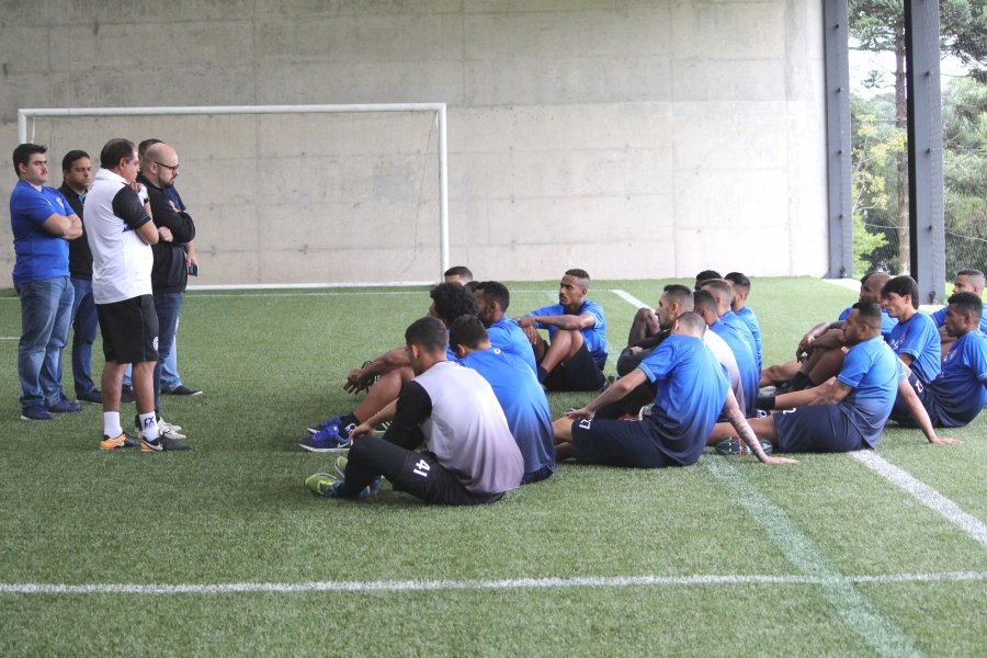 Peixe treina em grama sintética similar à da Baixada   -  Foto: Clube Atlético Tubarão/Divulgação/Notisul