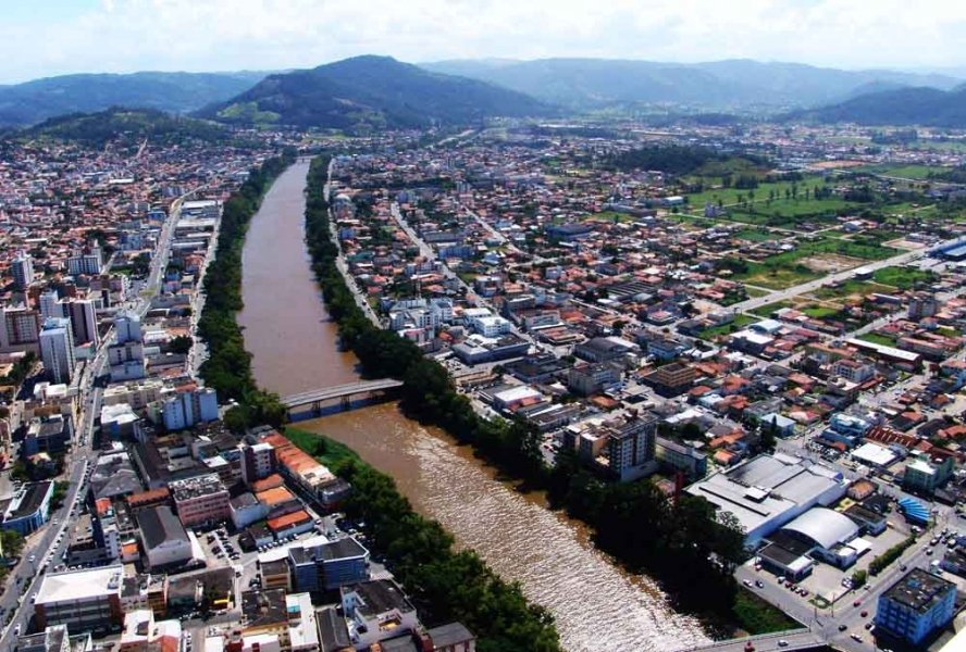 domingo-e-de-sol-com-nuvens-em-todas-as-regioes-1