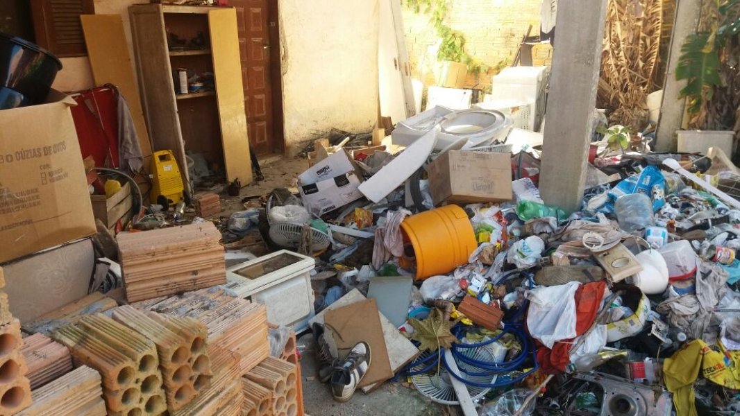 familia-devera-pagar-multa-por-acumulo-de-lixo-em-terreno-1