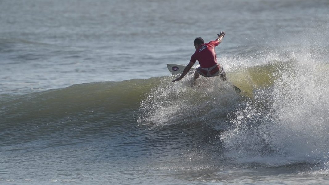 farol-recebera-campeonato-de-surfe-em-marco-0