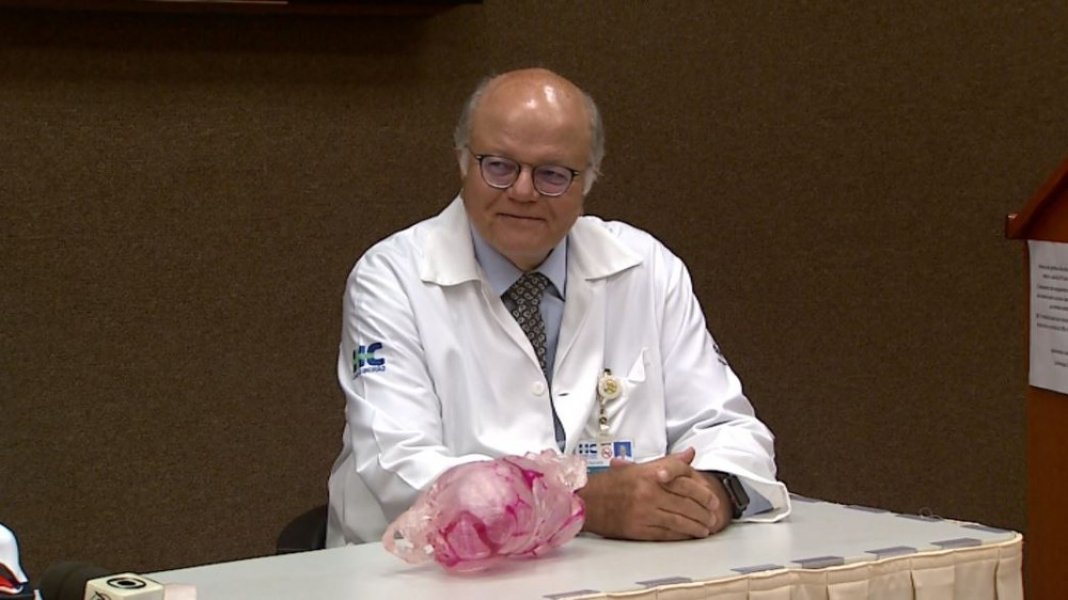 giro-pelo-brasil-gemeas-siamesas-unidas-pela-cabeca-passam-por-1a-cirurgia-de-separacao-em-sp-0 O professor chefe do Departamento de Neurocirugia Pediátria do HC, Hélio Machado, em Ribeirão Preto