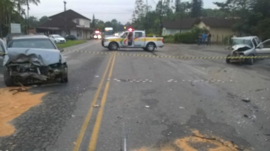 homem-morre-apos-batida-entre-carros-na-sc-418-em-joinville-1