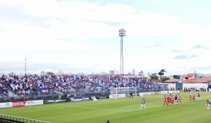 Na cobran&ccedil;a de falta, o Peixe quase amplia  -  Foto: Alex Bondan/Notisul