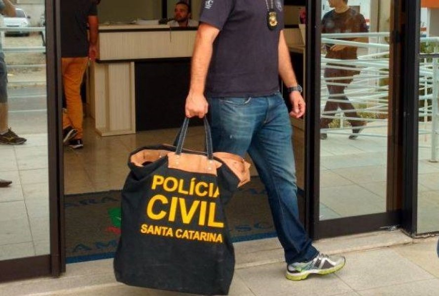 policia-apreende-documentos-na-camara-de-camboriu-por-suspeita-de-fraude-em-diarias-1