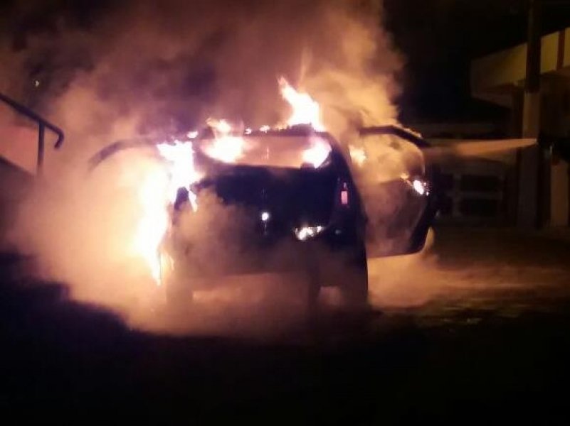 viatura-da-policia-militar-e-destruida-pelas-chamas-durante-ronda-1