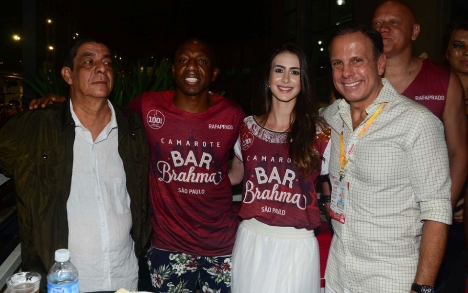 zeca-pagodinho-se-irrita-ao-tirar-foto-com-doria-no-anhembi-1