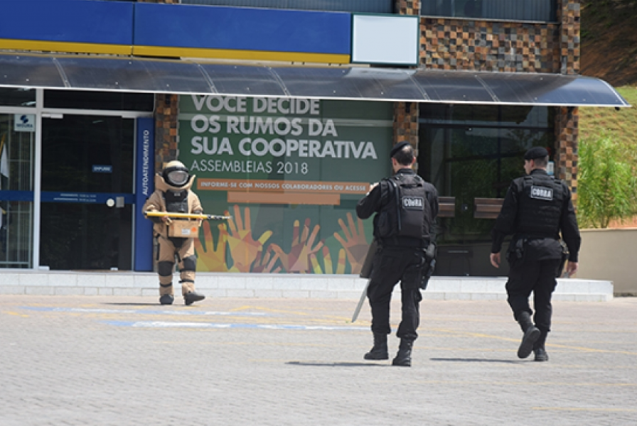 bope-retira-artefato-explosivo-de-banco-em-pomerode-1