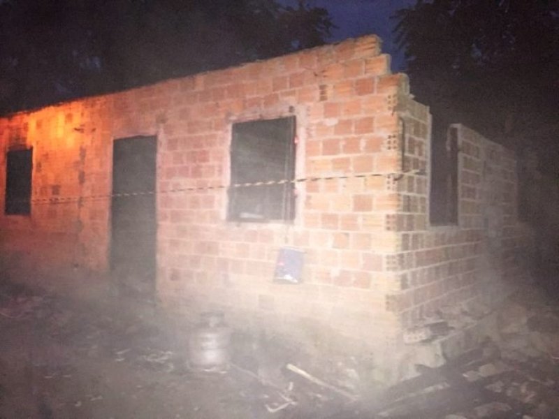 casa-e-destruida-apos-incendio-em-timbe-do-sul-1