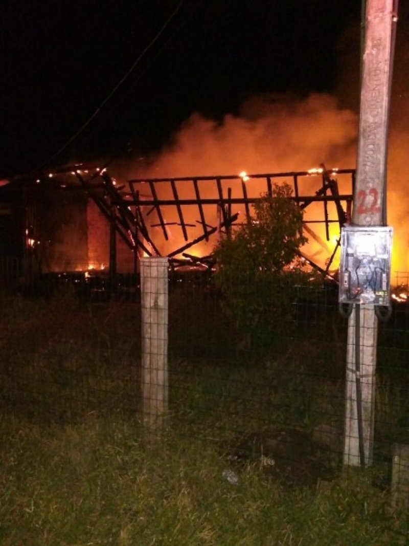 casa-e-destruida-em-incendio-durante-a-noite-1