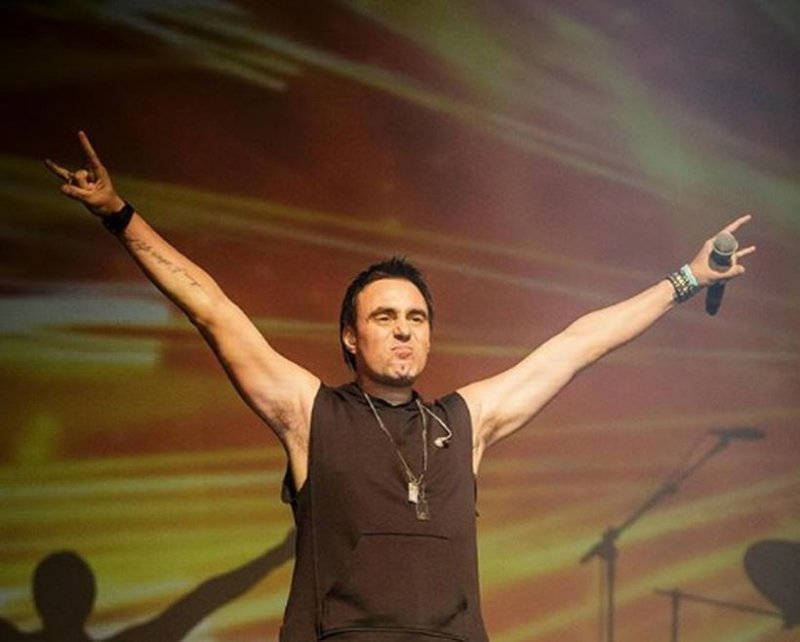 catarinense-e-anunciado-como-o-novo-vocalista-do-queen-extravaganza-1