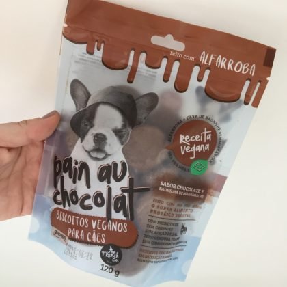 Pain au Chocolat, uma típica receita francesa na versão vegana para seu peludo! Feito de alfarroba com Ora Pro Nóbis, e um toque gourmet de Baunilha de Madagascar! Um ótimo petisco para oferecer na Páscoa e em todas as épocas do ano. Ele tem um cheirinho delicioso de chocolate, mas é alfarroba, feito exclusivamente para nossos aumigos. A Pipa provou e aprovou   -  Foto: Divulgação/Notisul