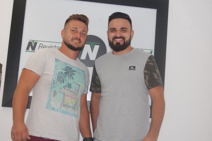 cultura-local-dupla-de-tubarao-tem-feito-sucesso-na-amurel-0 Jefferson (E) e Júnior unem canções internacionais, sertanejo universitário, sofrência e também letras mais alegres, os cantores trabalham atualmente para a gravação do primeiro CD da carreira - Foto: Jailson Vieira/Notisul