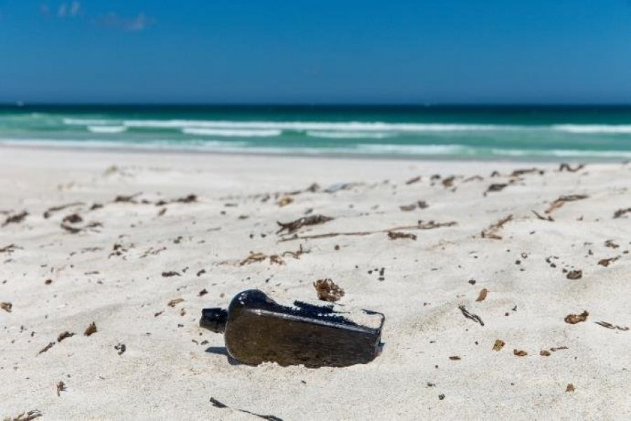 encontrada-na-australia-garrafa-lancada-ao-mar-ha-132-anos-1