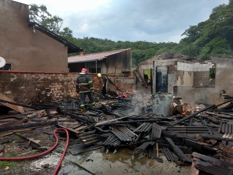 giro-por-sc-incendio-destroi-residencia-em-jaragua-do-sul-1