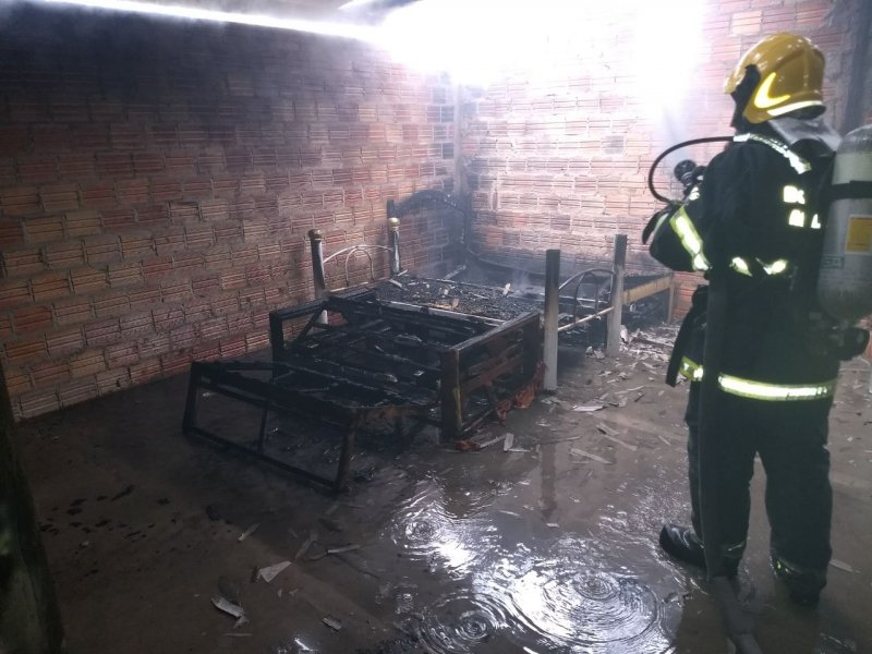 incendio-destroi-casa-em-laguna-1