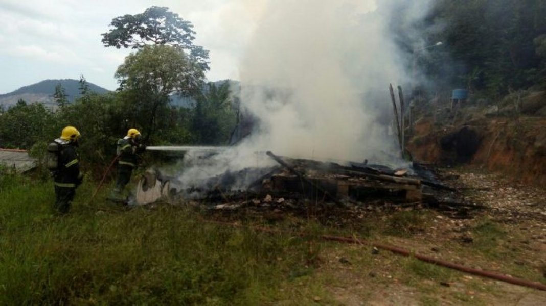 incendio-destroi-casa-no-bairro-sao-joao-em-tubarao-1