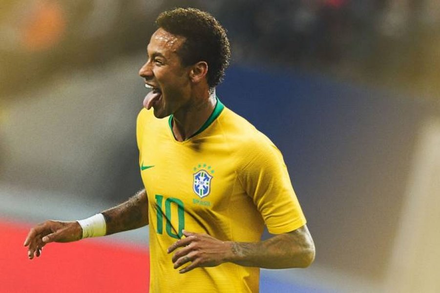 Neymar aparece com o novo uniforme da seleção (Emmanuel Dunand/AFP/Getty Images)