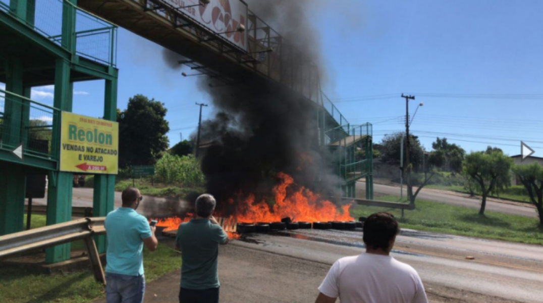 manifestantes-queimam-pneus-na-br-e-impedem-chegada-de-ex-presidente-no-pr-1