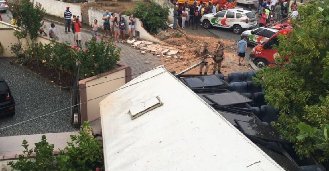 onibus-com-haitianos-invade-casa-em-navegantes-e-duas-pessoas-ficam-feridas-1