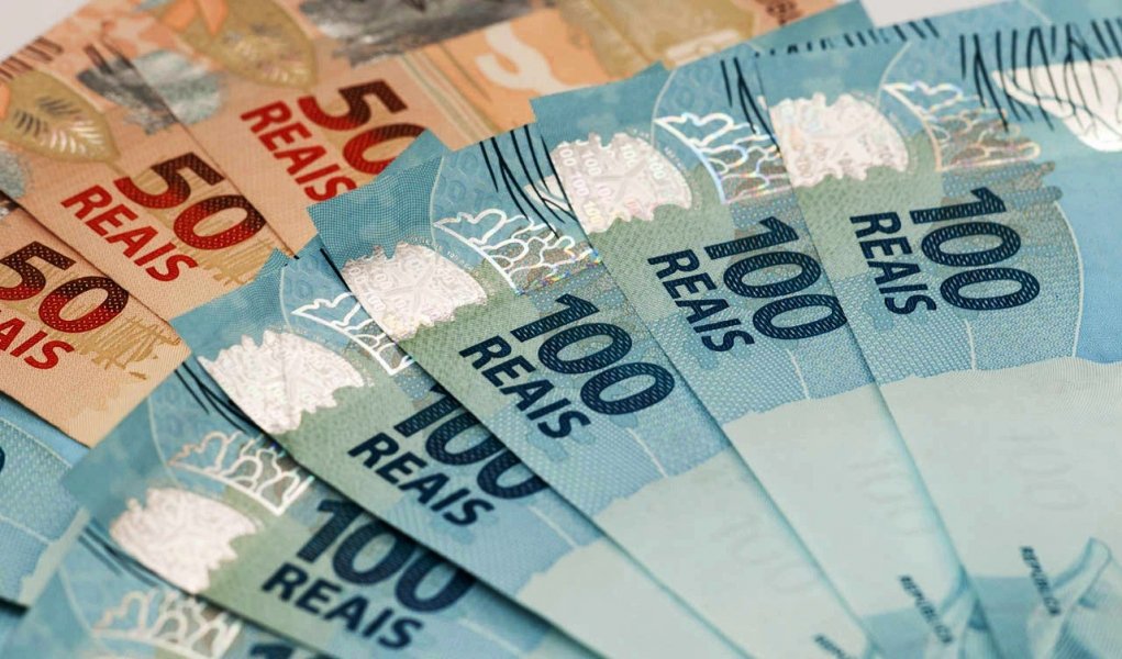 pesquisa-aponta-que-apenas-18-dos-brasileiros-estao-com-as-contas-no-azul-1